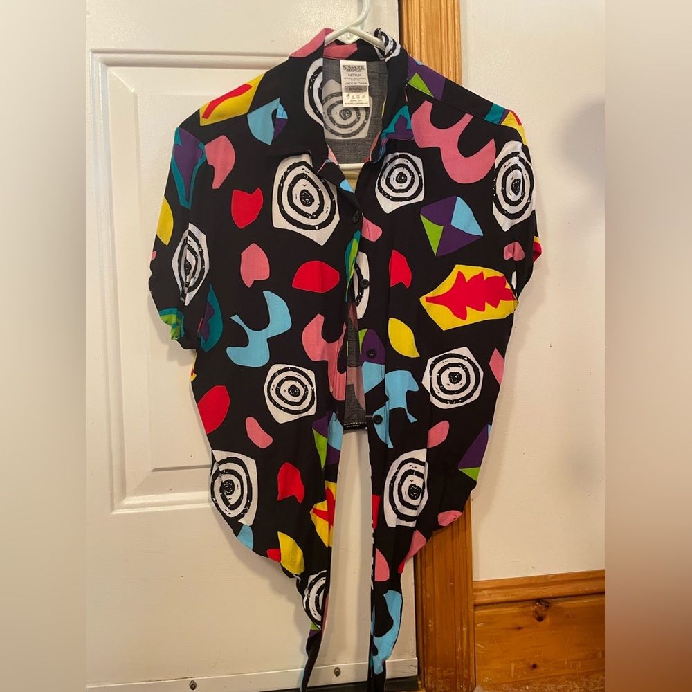 Spirit Halloween Stranger Things - Eleven’s print tie-up cropped shirt